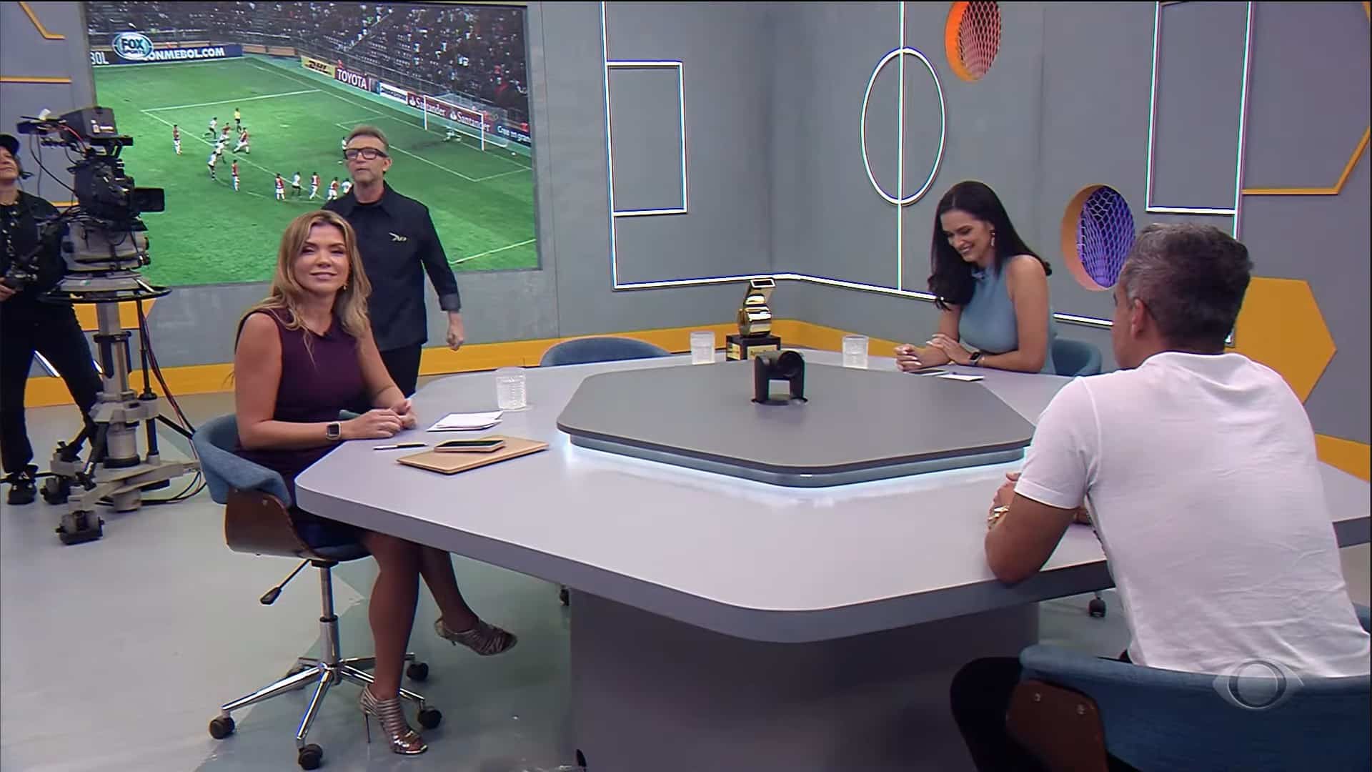 Foto do elenco do programa Apito Final