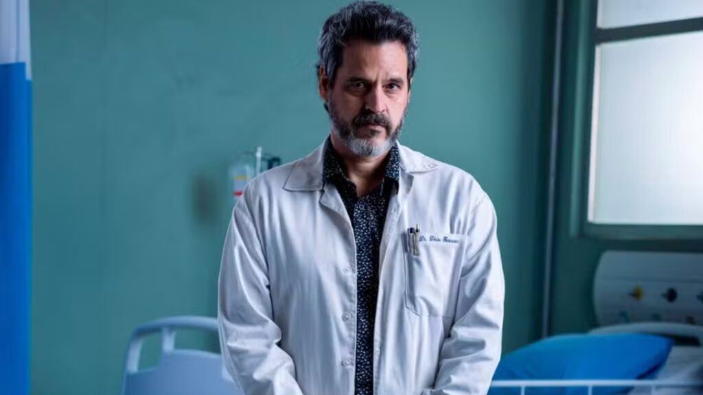 Foto de Bruno Garcia como Décio na quinta temporada de Sob Pressão
