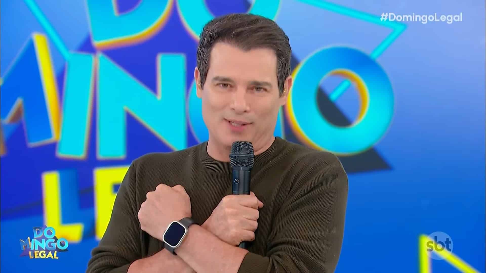 Foto do apresentador Celso Portiolli no estúdio do Domingo Legal