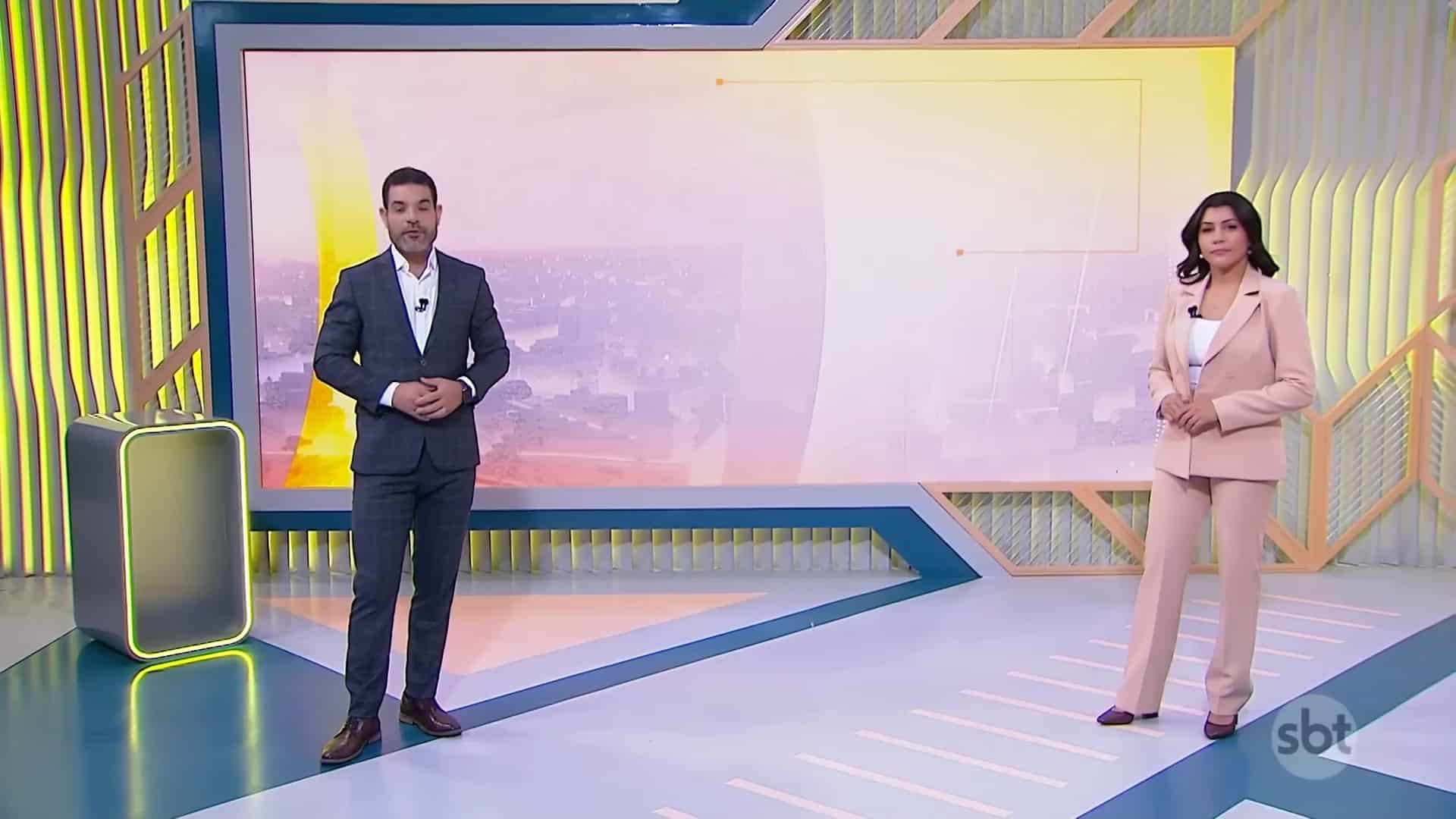 Foto de Darlisson Dutra e Daniele Brandi no estúdio do Primeiro Impacto