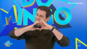 Foto do apresentador Celso Portiolli fazendo um coração com a mão