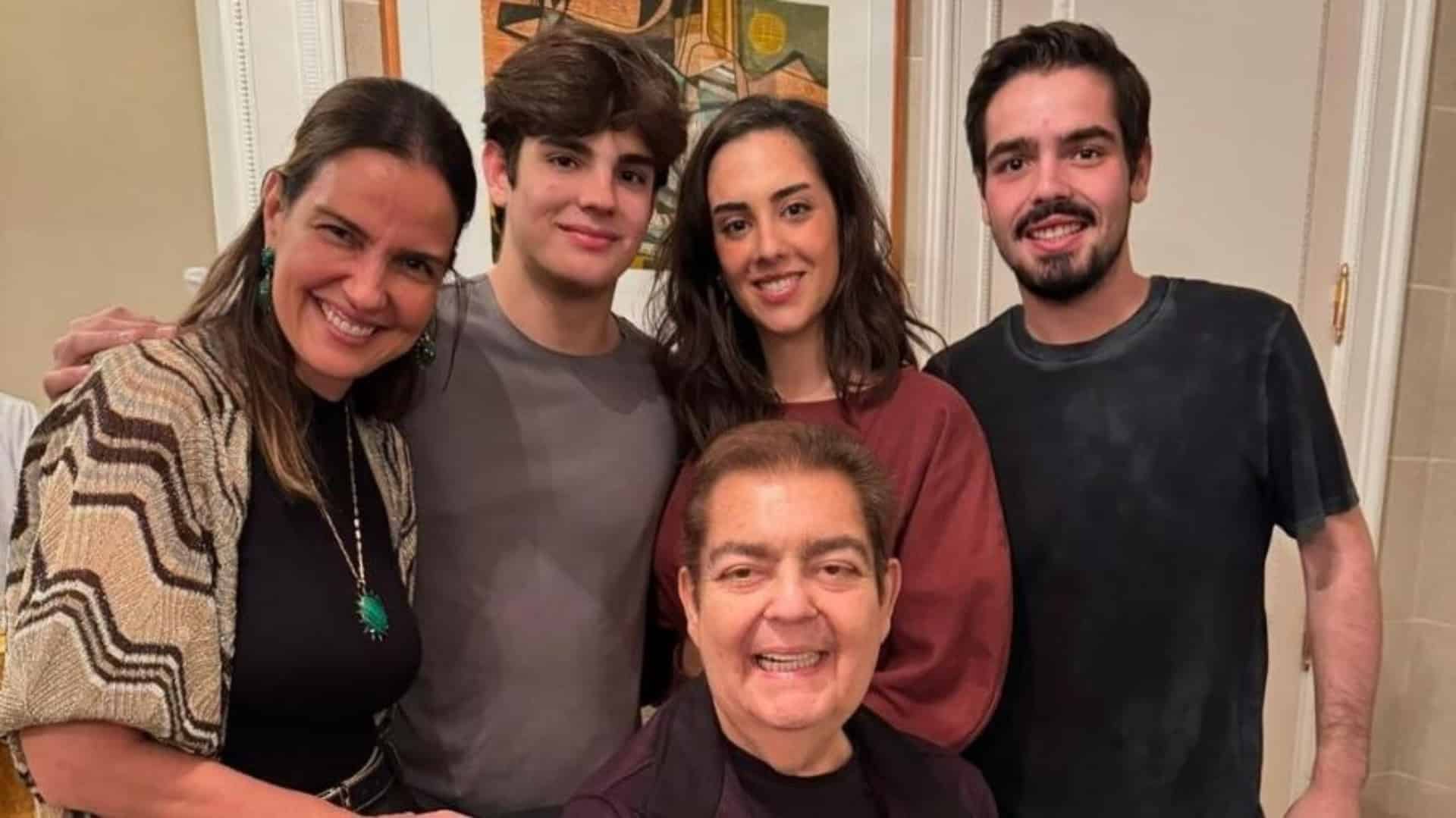 Foto de Faustão com a família
