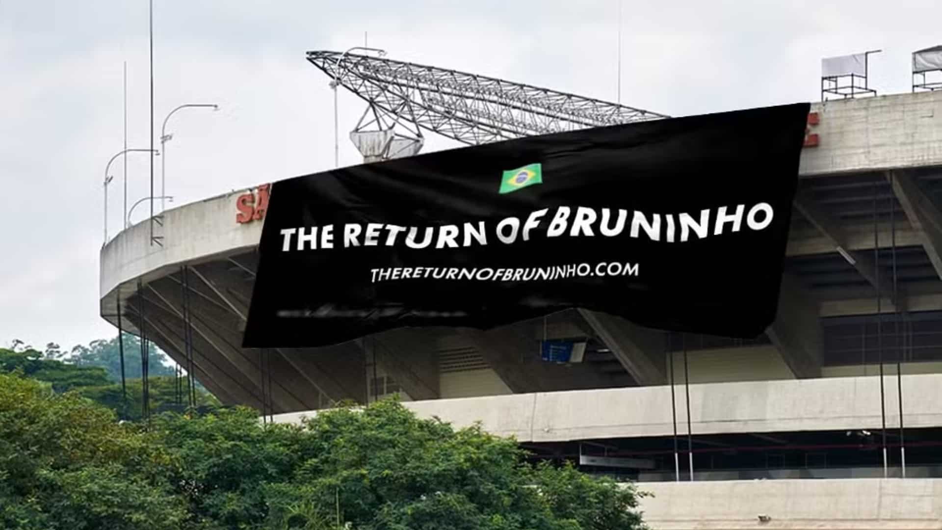 Foto de estádio com anúncio sobre Bruno Mars
