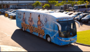 As Empreguetes ganham um ônibus para fazer a turnê pelo Brasil em Cheias de Charme