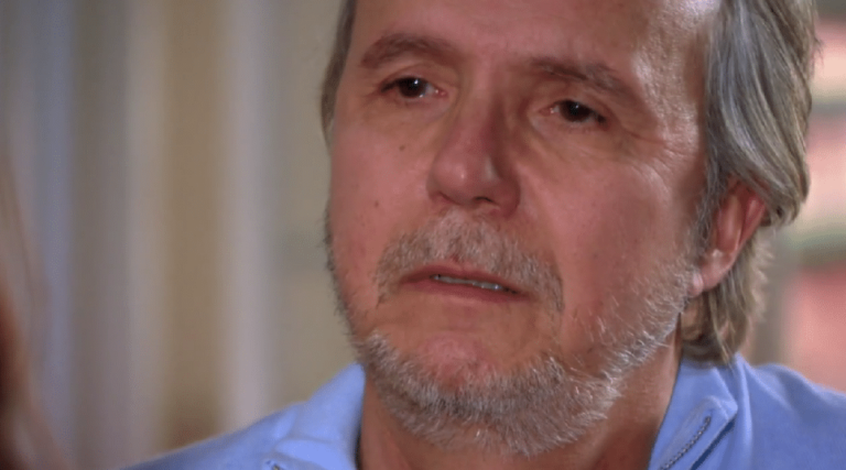 Sarmento vai visitar Cida para lhe contar sobre o seu passado em Cheias de Charme