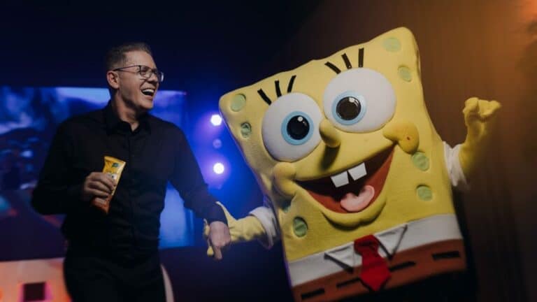 Foto de Wendel Bezerra ao lado de ator vestido de Bob Esponja