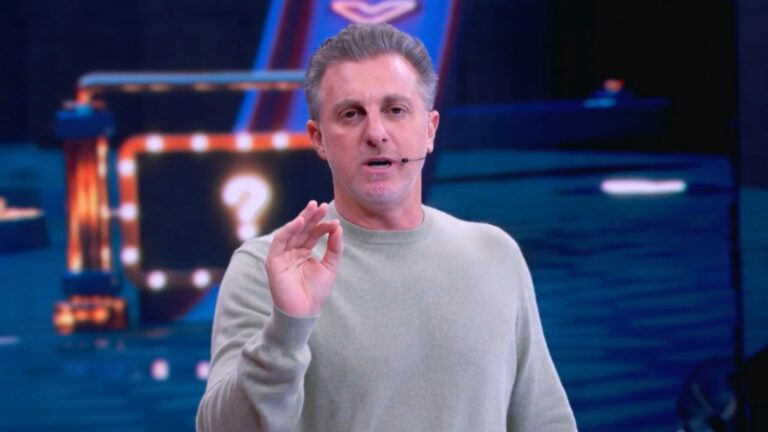 Foto do apresentador Luciano Huck no estúdio do Domingão, da Globo