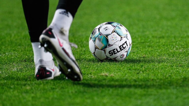 Foto de texto publicitário sobre margem no futebol
