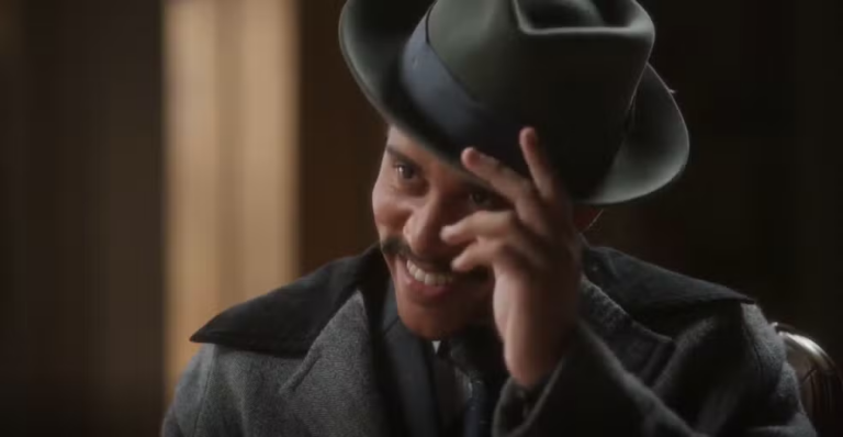 Basílio mostra os documentos que reuniu para Juliano e exige uma vaga na Perfumaria Carioca em Garota do Momento