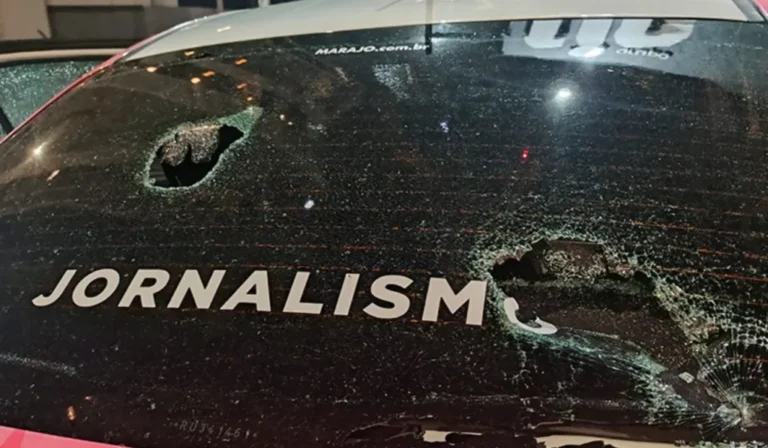 Foto do carro apedrejado da RIC, afiliada da Record no Paraná