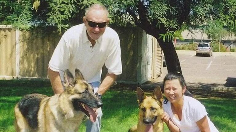Foto de Gene Hackman, Betsy Arakawa e dois cachorros