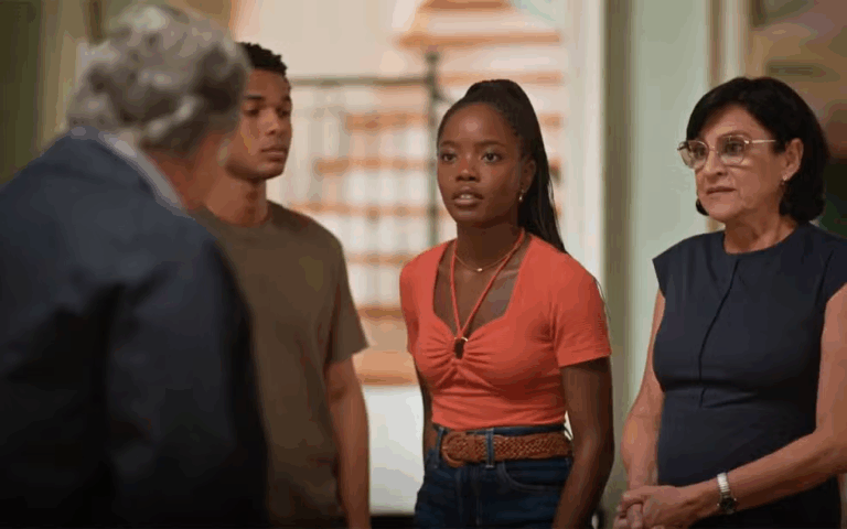 Abel questiona Leona sobre seu nome falso e por ter sido revendedora da sua fábrica em Dona de Mim