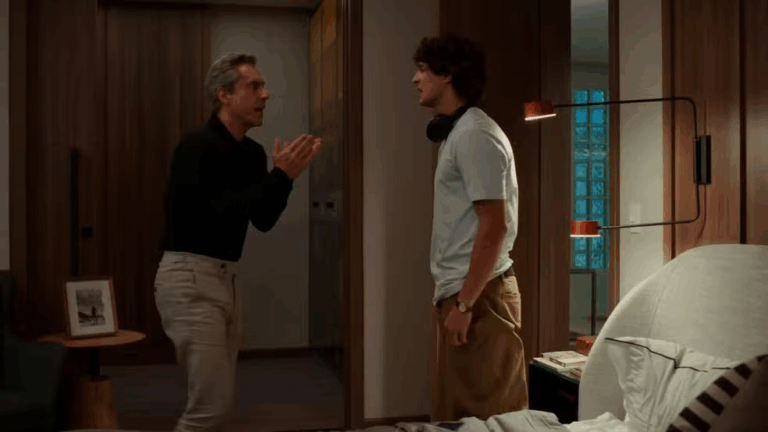 Marco Aurélio invade o quarto do filho e é repreendido por Tiago em Vale Tudo