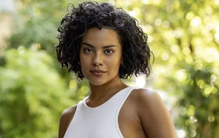 Maria de Fátima é roubada por César e fica sem teto em Vale Tudo