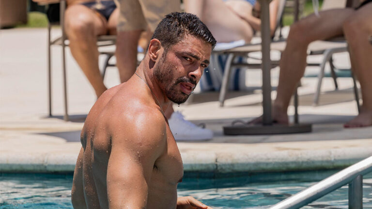 Cauã Reymond como César na novela Vale Tudo em piscina com banhistas ao fundo