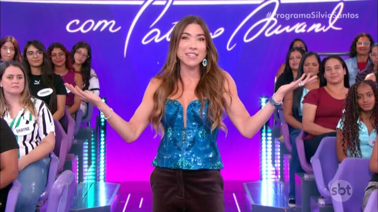 Foto da apresentadora Patricia Abravanel no meio do auditório do Programa Silvio Santos