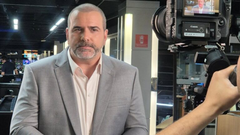 Foto de Rodrigo Alvarez gravando chamada para o Bora Brasil