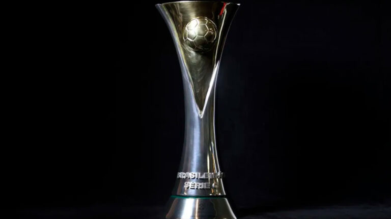 Troféu da Série C do Campeonato Brasileiro com acabamento prateado e bola em relevo na parte superior