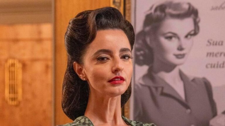 Julia Stockler aparece caracterizada como Valéria, sua personagem na novela Garota do Momento, da HBO Max. Com um visual clássico dos anos 1950, ela surge com penteado volumoso, maquiagem marcante com batom vermelho e expressão séria.