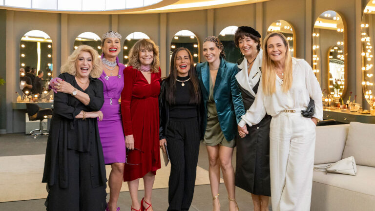Branca, Cristina, Nazaré, Raquel, Vanessa, Maristela e Carminha reunidas no especial 60 anos da TV Globo em camarim iluminado
