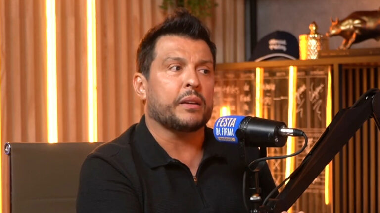 Wellington Muniz, o Ceará, durante participação no podcast Festa da Firma falando ao microfone