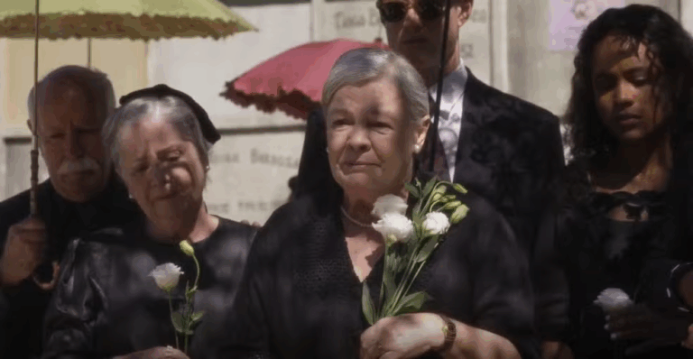 Arlete recebe a notícia de que os restos mortais de sua filha já estão disponíveis em Garota do Momento