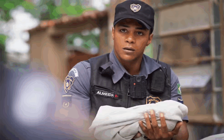 Marlon encontra um bebê no lixo e o leva para o hospital em Dona de Mim