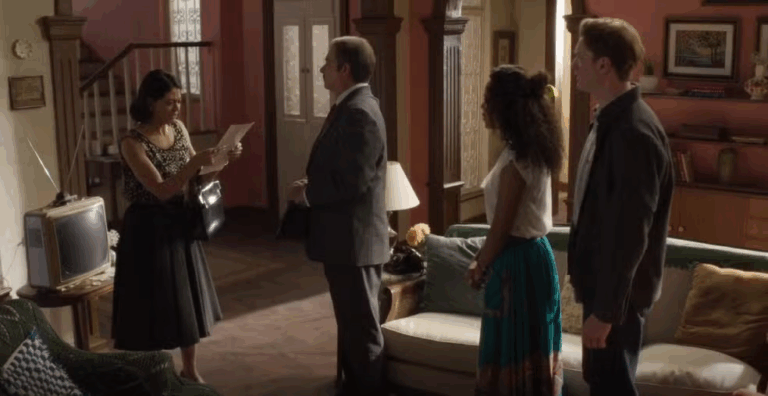 O delegado intima Clarice para dar mais um depoimento em Garota do Momento