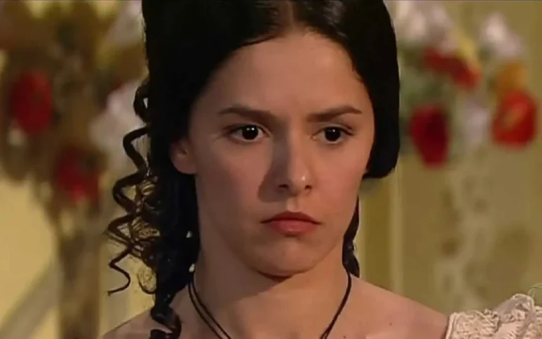 Bianca Rinaldi caracterizada como Isaura com expressão séria em cena da novela A Escrava Isaura