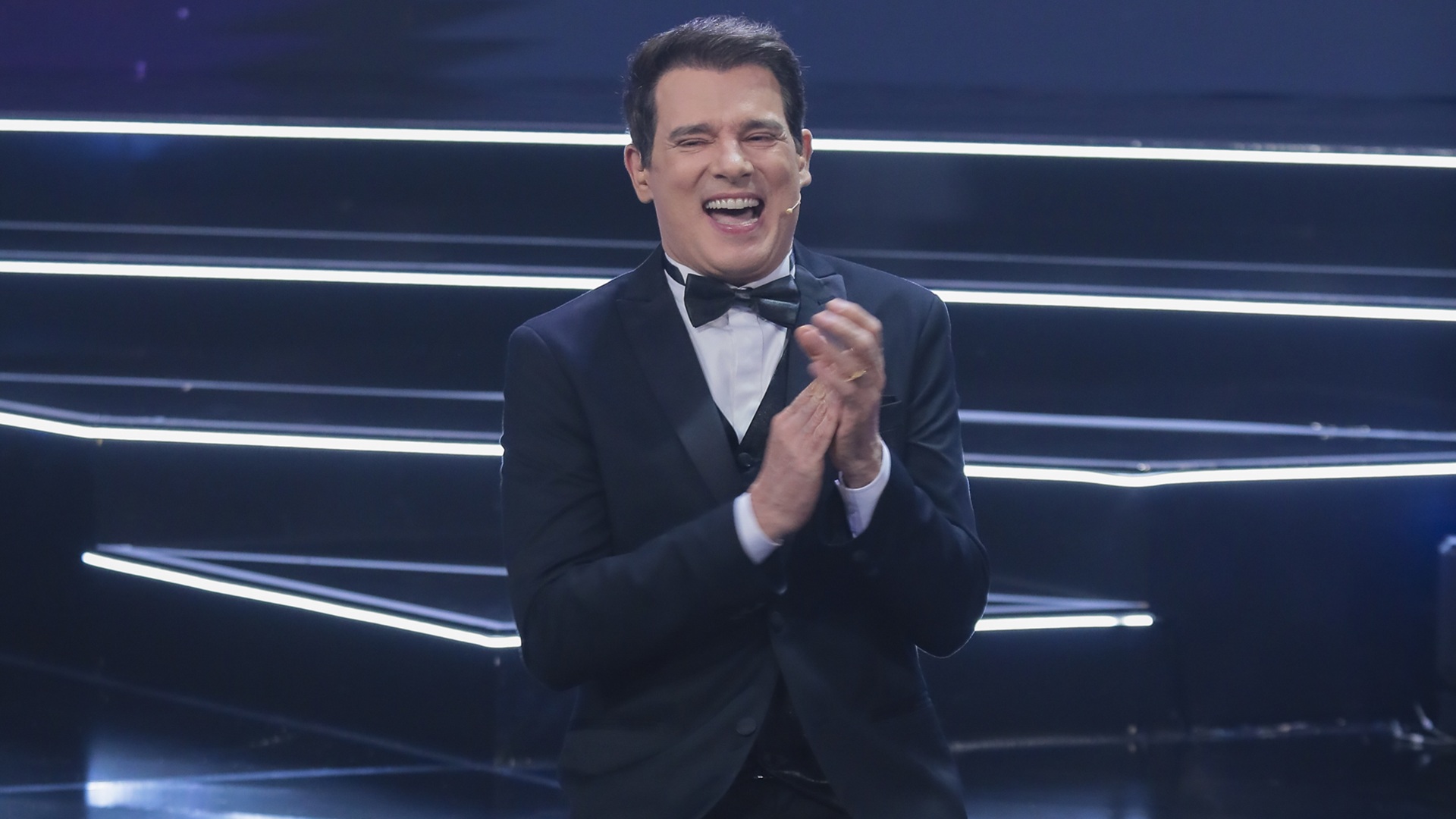 Foto de Celso Portiolli comemorando no palco do Troféu Imprensa