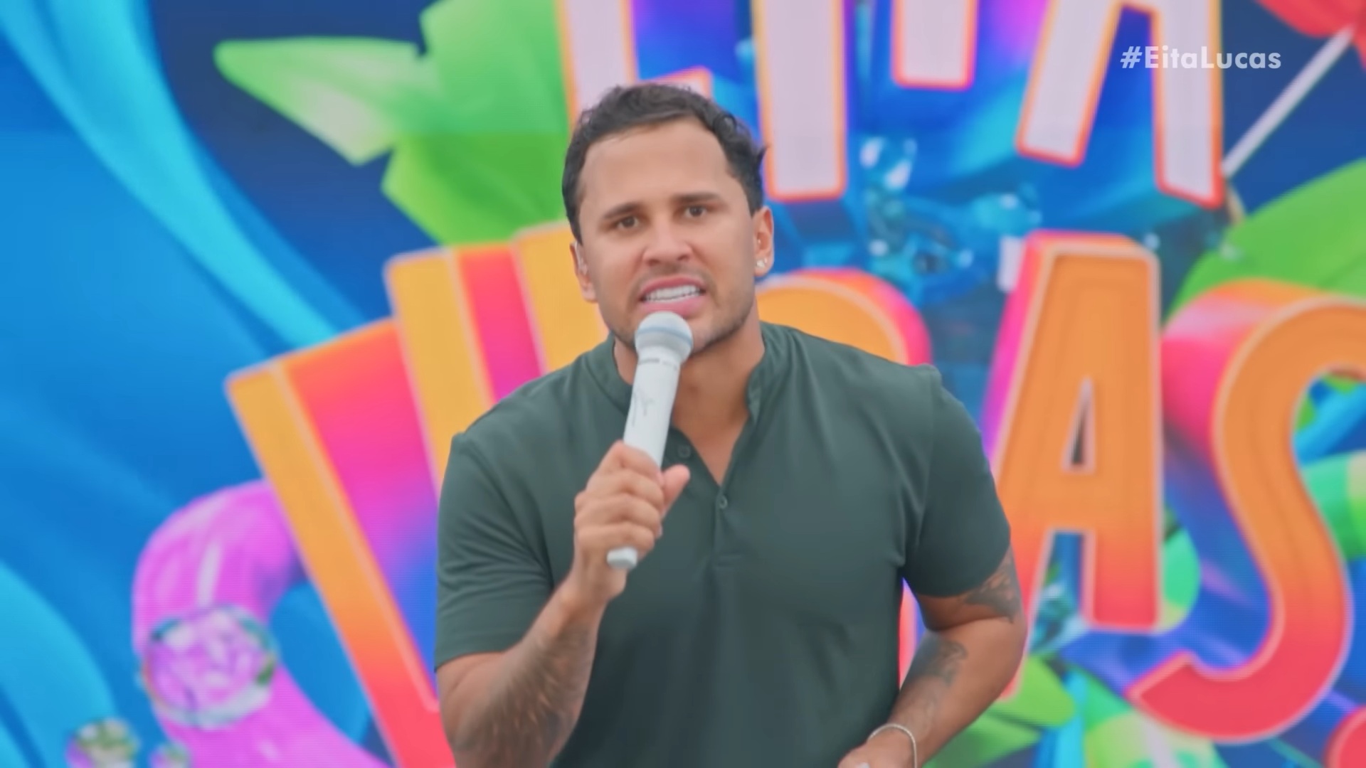 Foto de Lucas Guimarães no palco do programa Eita Lucas!