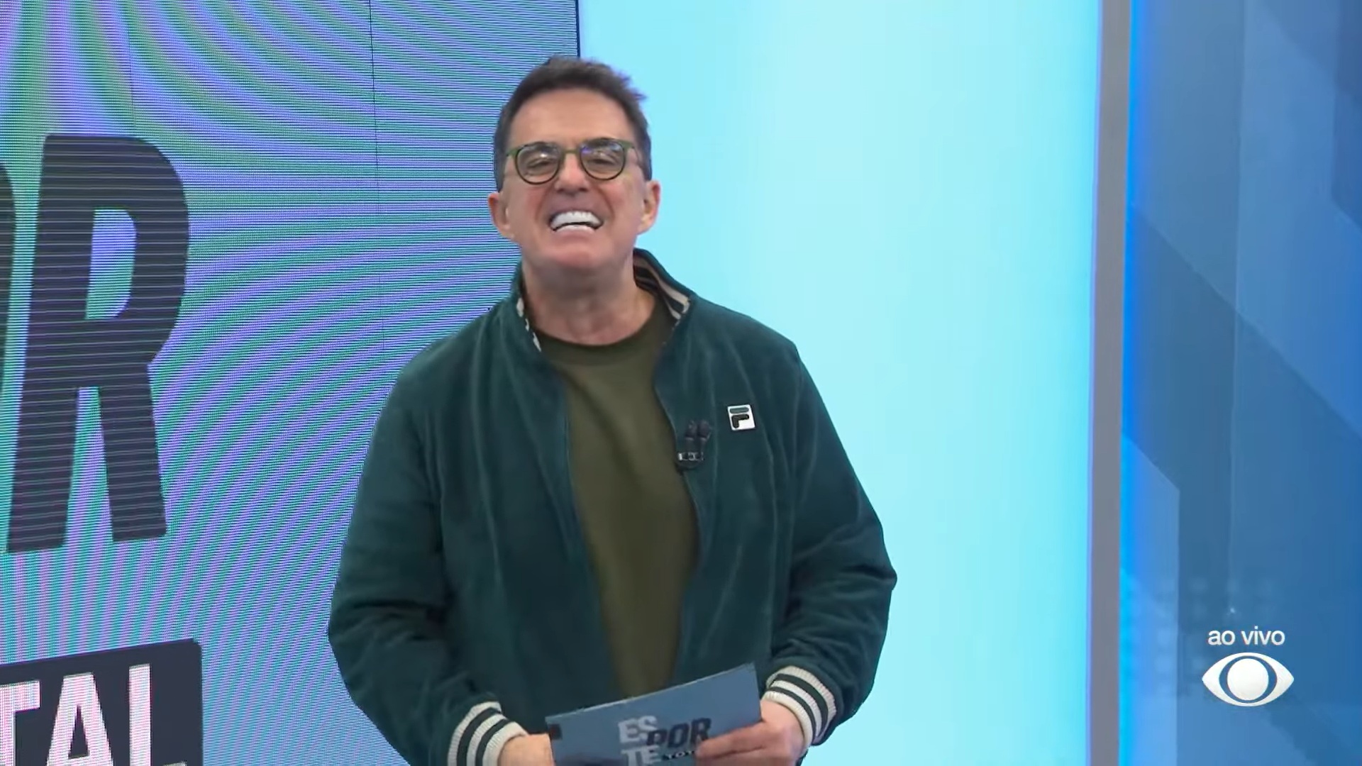 Foto do apresentador Fernando Fernandes no estúdio do Esporte Total