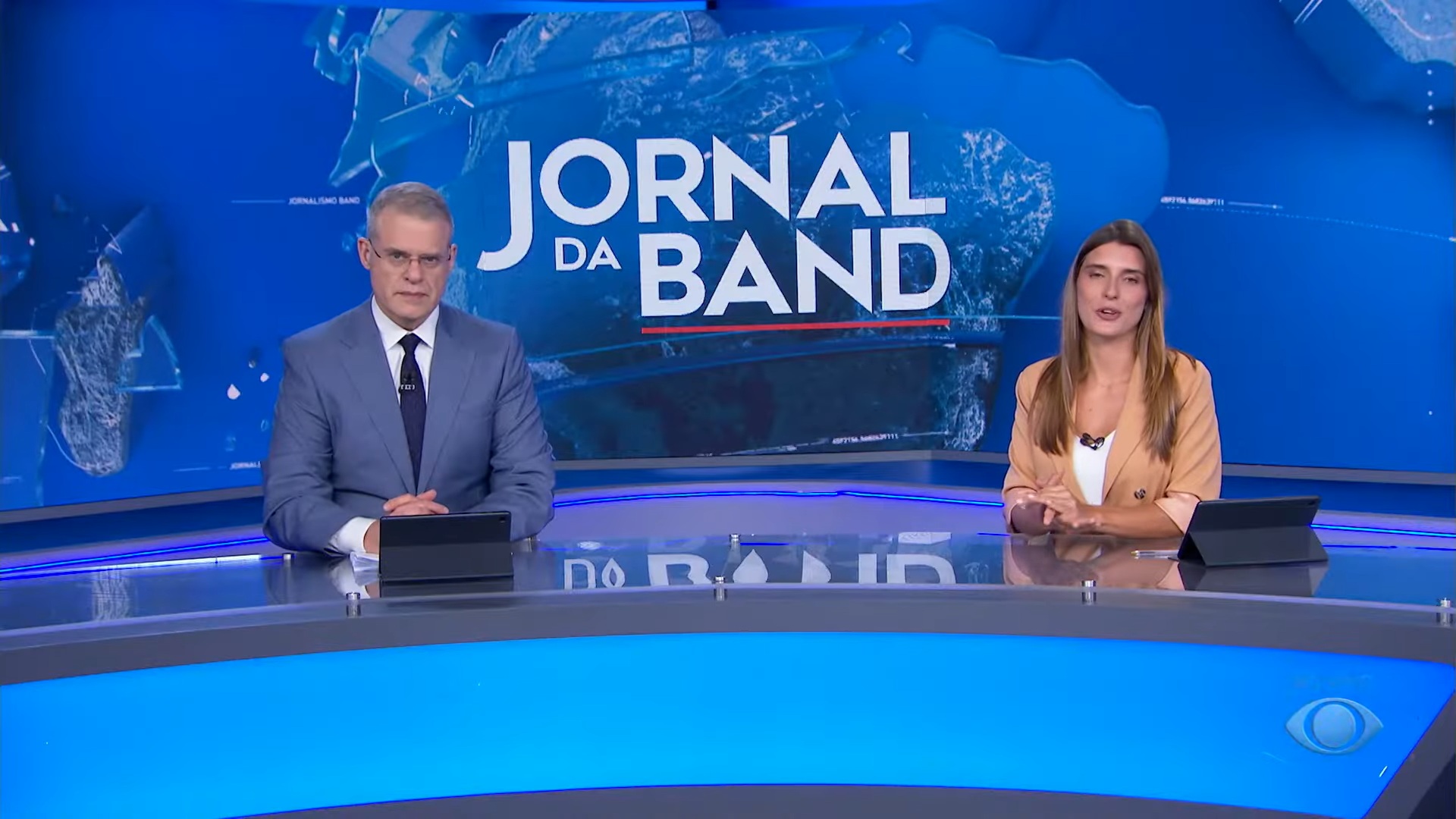 Foto de Eduardo Oinegue e Joana Treptow no Jornal da Band
