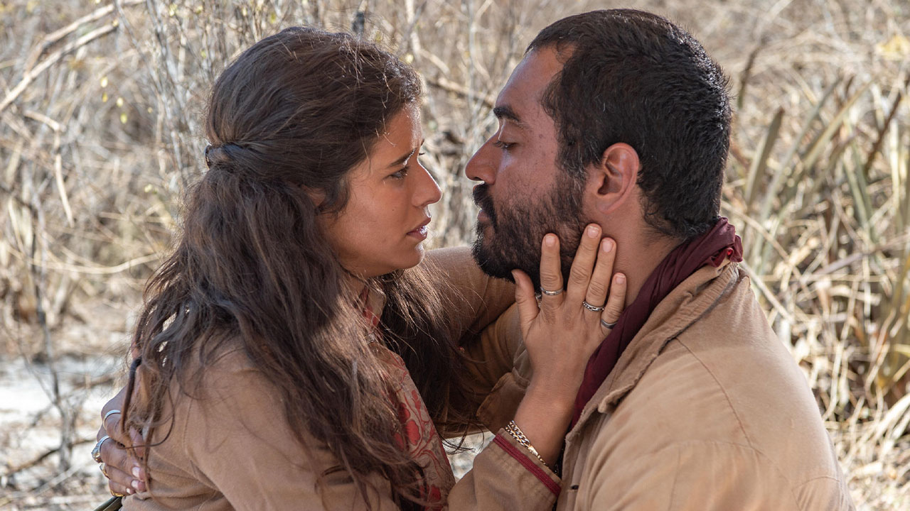 Rosa (Isadora Cruz) e Josué (Thomas Aquino) conversam em cena de Guerreiros do Sol