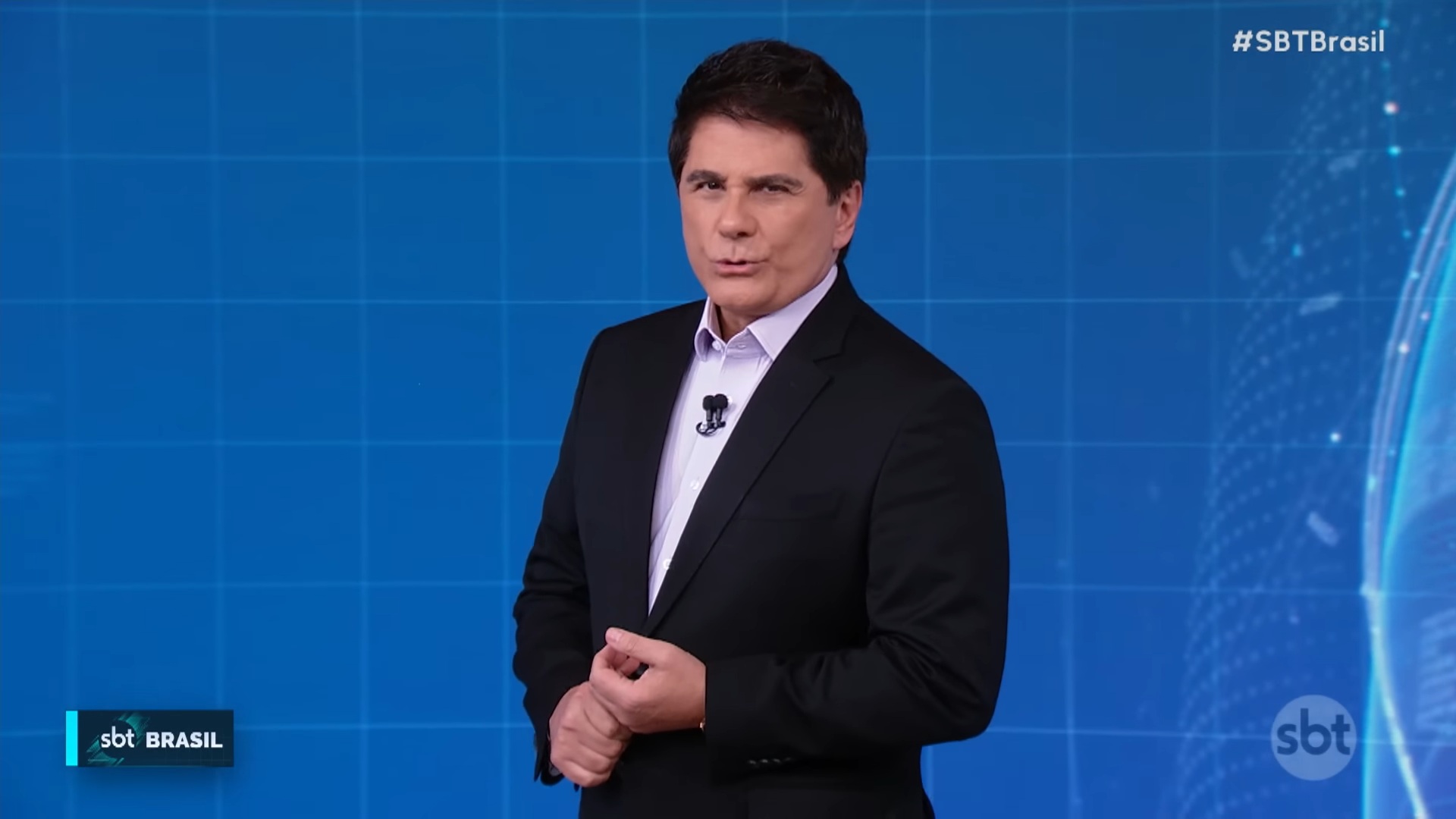 Foto do jornalista César Filho no estúdio do SBT Brasil