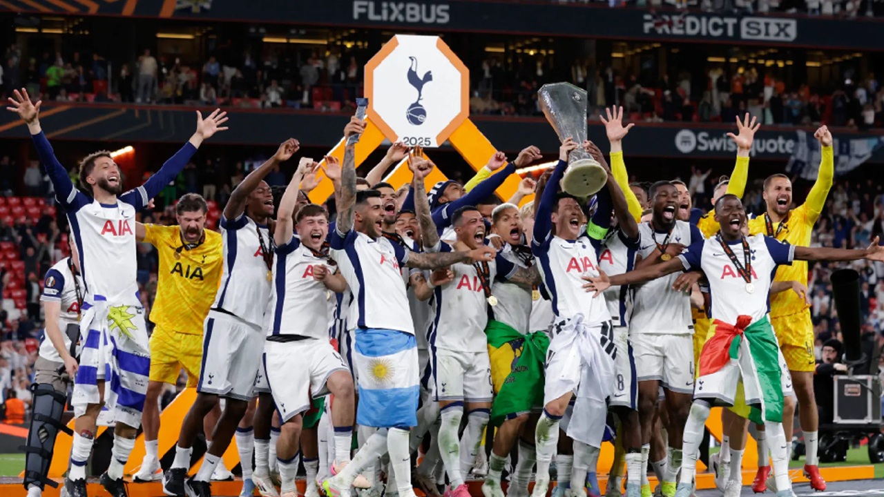Foto do time do Tottenham comemorando o título da Europa League