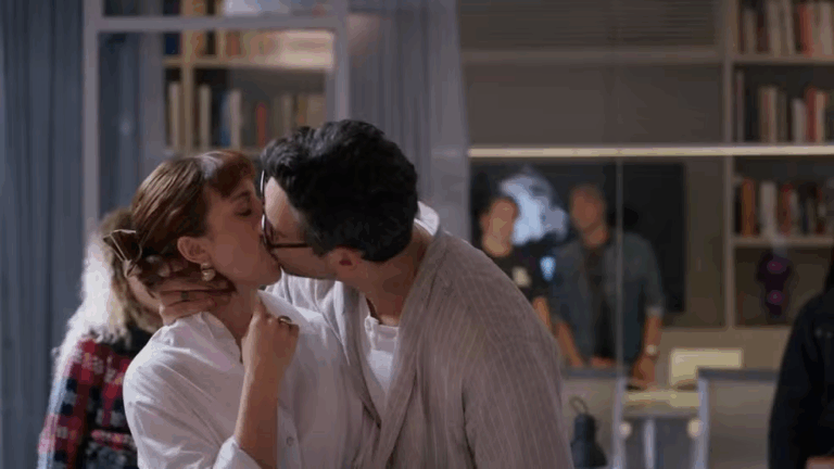 Após saia justa no encontro com Afonso e Fátima, Solange e Renato contam aos colegas sobre eles em Vale Tudo