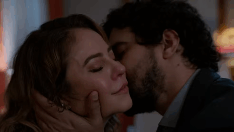 Ivan tenta apoiar Heleninha por causa da foto exibida nos sites de fofocas em Vale Tudo