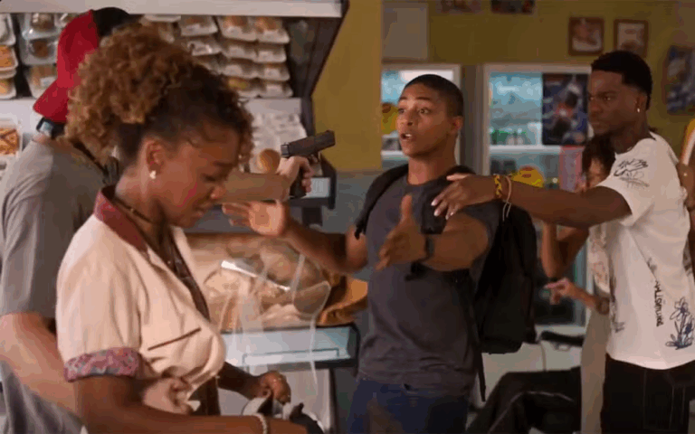 Marlon fica na mira de um assaltante em Dona de Mim