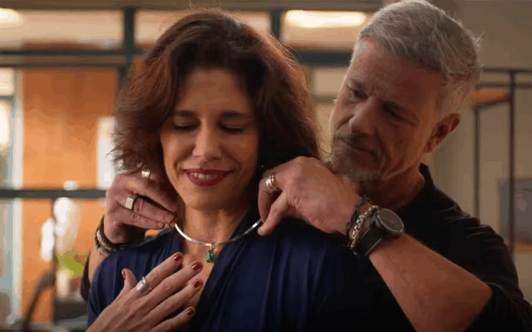 O colar que Jaques dá para Patrícia vira motivo de cobiça em Dona de Mim