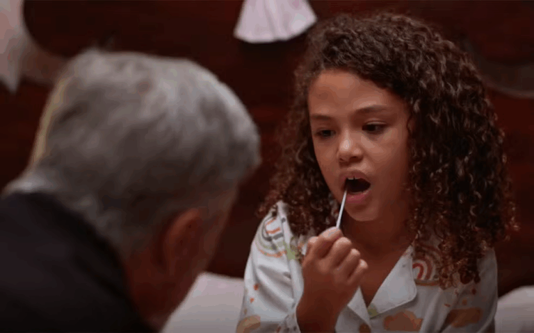 Sofia passa o cotonete em sua bochecha para fazer o exame de DNA em Dona de Mim