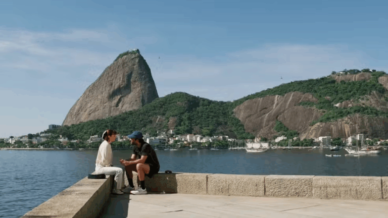 Solange volta ao Brasil e conta para Afonso que a sua mãe foi culpada pela sua viagem em Vale Tudo