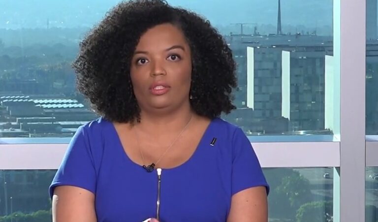 Basília Rodrigues de roupa azul na CNN Brasil