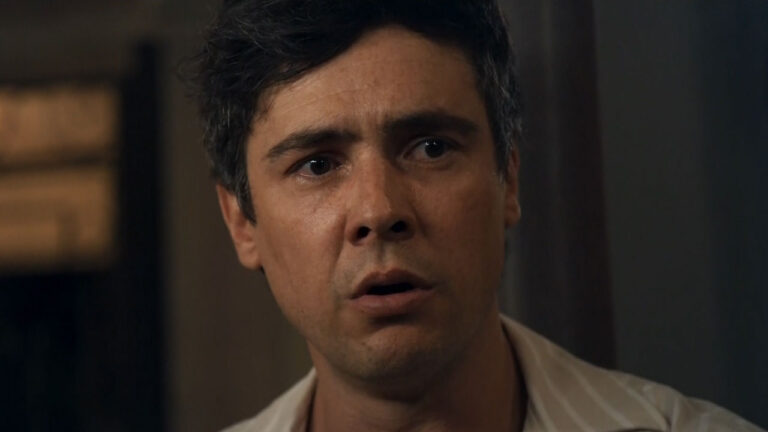 Candinho (Sergio Guizé) com expressão de surpresa em cena de Êta Mundo Melhor! na Globo