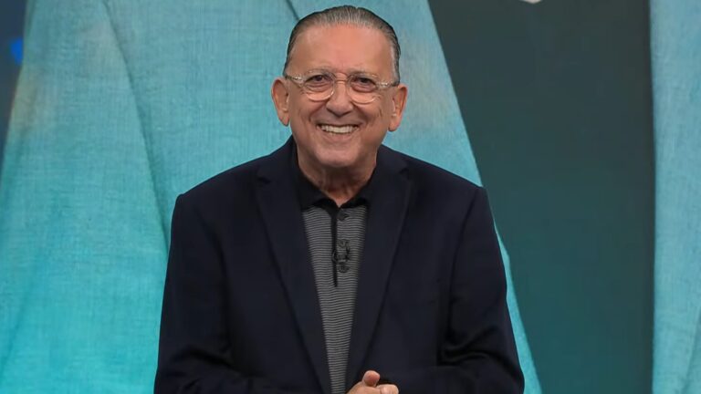 Foto de Galvão Bueno apresentando o programa Galvão e Amigos nos estúdios da Band