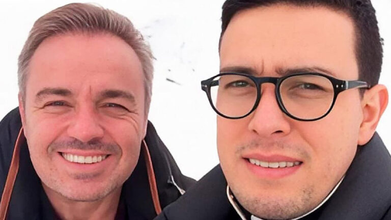 Gugu Liberato e Thiago Salvático posando juntos com roupas de frio em local com neve ao fundo