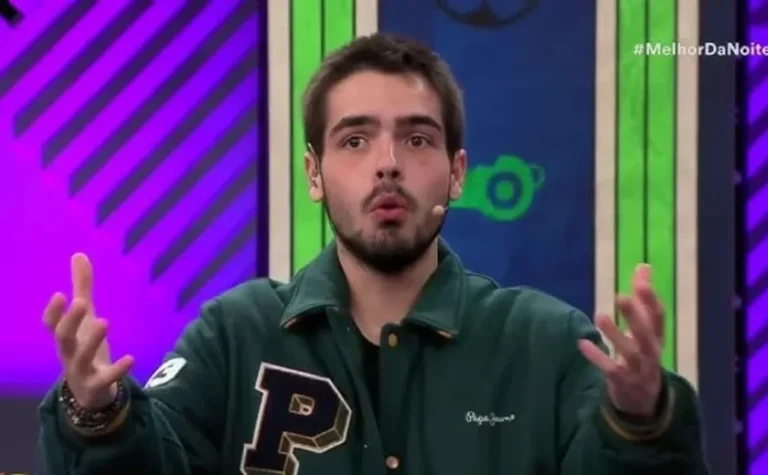 João Silva com um fundo colorido e uma jaqueta verde