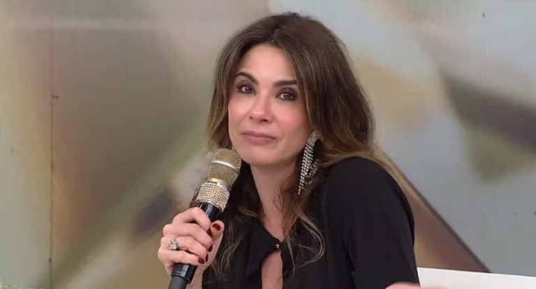 Luciana Gimenez no estúdio do Superpop com uma roupa preta