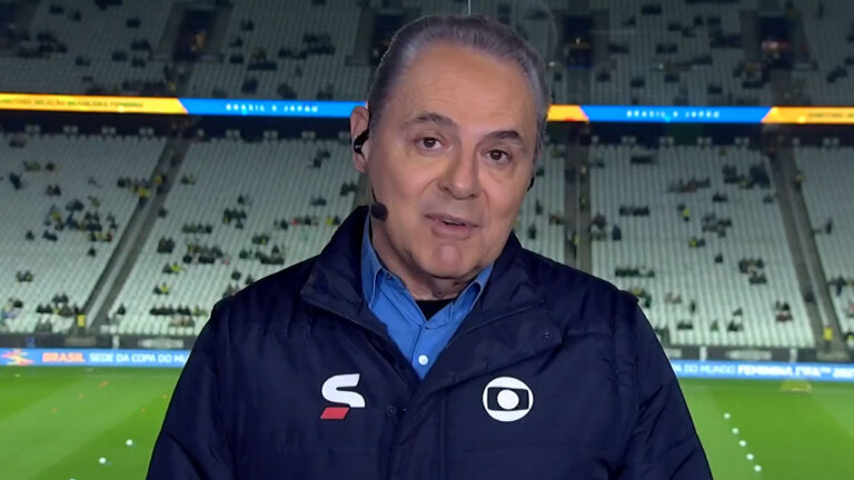 Luís Roberto com microfone auricular no estádio durante transmissão esportiva da Globo