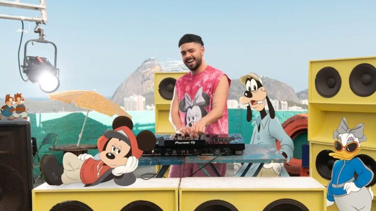 Pedro Sampaio com Mickey e amigos